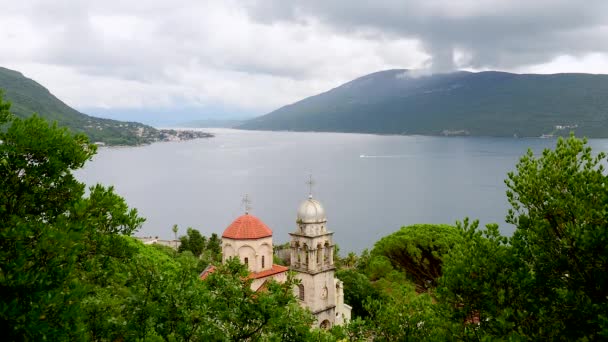 Dormizione Chiesa di Savina Monastero ortodosso a Herceg Novi città costiera all'ingresso della baia di Kotor in Montenegro. Timelapse . — Video Stock