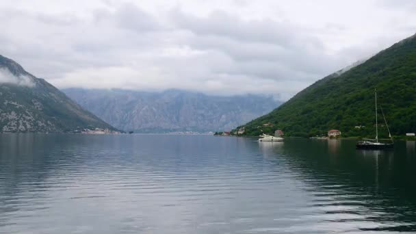 Romantico paesaggio mediterraneo nuvoloso. Montenegro, veduta della baia di Kotor. Timelapse . — Video Stock