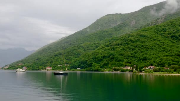 Romantikus mediterrán cloudly táj. Montenegró, kilátás nyílik a Kotori-öbölre. TimeLapse. — Stock videók