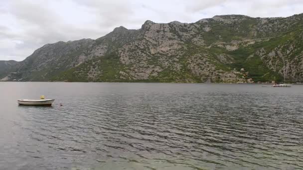 Romantikus mediterrán cloudly táj. Montenegró, a Kotori-öböl látképe. — Stock videók