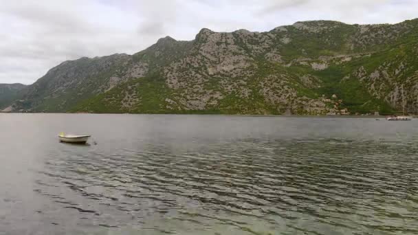 Romantico paesaggio mediterraneo nuvoloso. Montenegro, veduta della baia di Kotor. Timelapse . — Video Stock