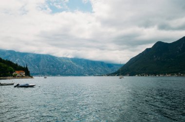 Boko-kotor Körfezi veiw Perast kasabadan. Karadağ.