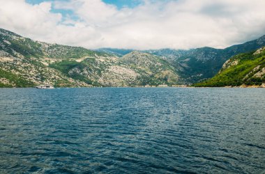 Risan şehre veiw boko-kotor Körfezi '. Karadağ.