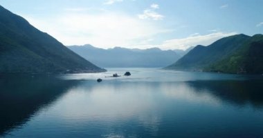 Meryem kaya kilise ve Sveti Djordje Adası Kotor Bay aşağı, Karadağ Perast town yakınındaki havadan görünümü