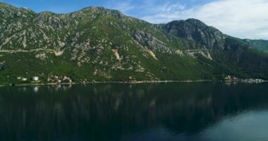 Kotor Körfezi ve kıyı boyunca köy yakınındaki dağ yolların havadan görünümü