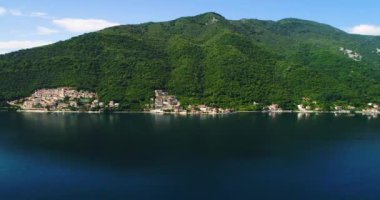 Kotor Körfezi ve kıyı boyunca köyleri havadan görünümü