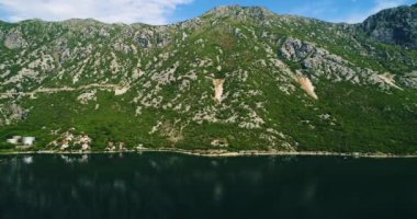 Kotor Körfezi ve kıyı boyunca köyleri havadan görünümü