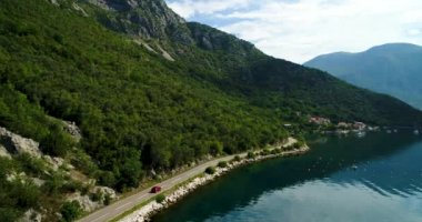 Kotor Körfezi ve kıyı boyunca köy yakınındaki dağ yolların havadan görünümü