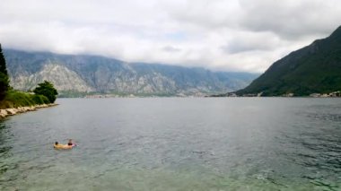 Boko-kotor Körfezi veiw Perast kasabadan. Karadağ. Timelapse
