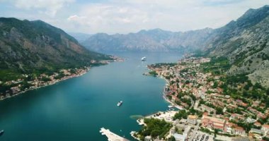 Hava güzel görünümü Kotor Körfezi. Cruise Gemi güzel yaz günü yanaştı. Timelapse.