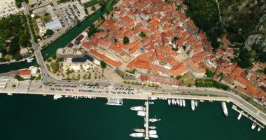 Hava üst görüntülemek eski kasaba Kotor ve Boka Kotorska bay Adriyatik Denizi üzerinde yaz aylarında. Kotor Körfezi Adriyatik Denizi üzerinde en popüler yerlerden biri