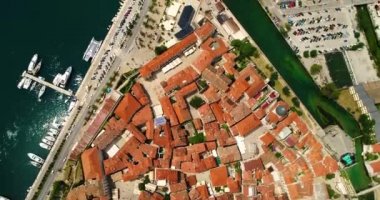 Hava üst görüntülemek eski kasaba Kotor ve Boka Kotorska bay Adriyatik Denizi üzerinde yaz aylarında. Kotor Körfezi Adriyatik Denizi üzerinde en popüler yerlerden biri.
