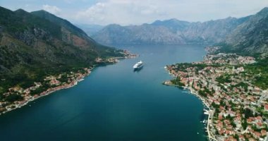 Hava güzel görünümü Kotor Körfezi. Cruise Gemi güzel yaz günü içinde yuvalanmış.