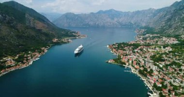 Hava güzel görünümü Kotor Körfezi. Cruise Gemi güzel yaz günü içinde yuvalanmış.