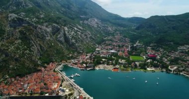 Hava üst görüntülemek eski kasaba Kotor ve Boka Kotorska bay Adriyatik Denizi üzerinde yaz aylarında. Kotor Körfezi Adriyatik Denizi üzerinde en popüler yerlerden biri