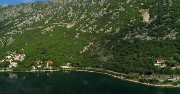 Vue aérienne des routes de montagne près de la baie de Kotor et des villages le long de la côte — Video