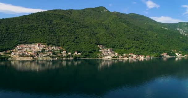 Letecký pohled na Kotorskou zátoku a vesnic na pobřeží — Stock video