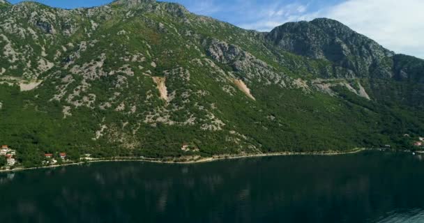 Kotor Körfezi ve kıyı boyunca köy yakınındaki dağ yolların havadan görünümü — Stok video