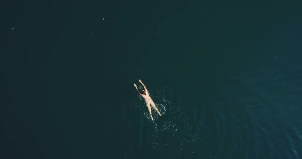 Junge Frau schwimmt im schönen azurblauen Meer. — Stockvideo