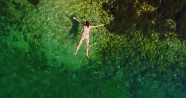 Young woman swimming in beautiful azure sea. — Stock Video