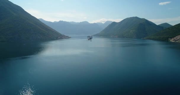 Letecký pohled na Mariiny skály církve a ostrov Sveti Djordje v Kotor Bay nedaleko města Perast v dole, Černá Hora — Stock video