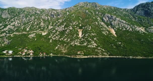 Letecký pohled na Kotorskou zátoku a vesnic na pobřeží — Stock video