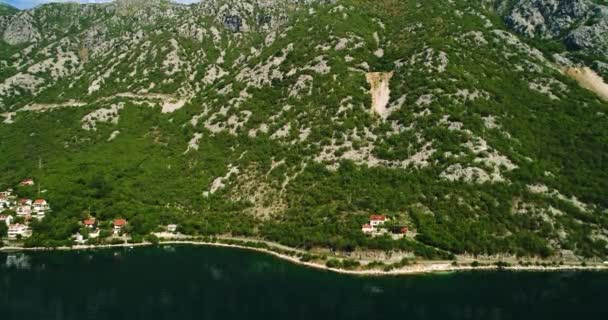 Vista aérea de las carreteras de montaña cerca de la bahía de Kotor y pueblos a lo largo de la costa — Vídeos de Stock