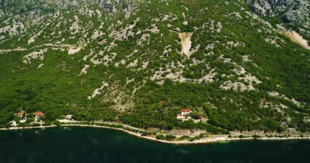 コトル湾と海岸沿いの村の近くの山道の航空写真 — ストック動画