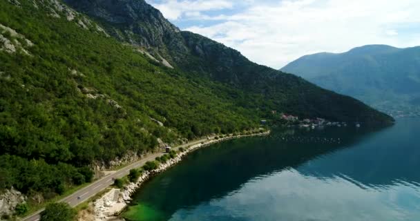 Widok z lotu ptaka dróg górskich w pobliżu Zatoka Kotor i wiosek na wybrzeżu — Wideo stockowe