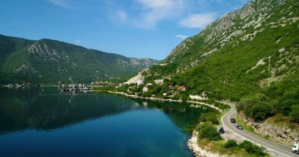 Luchtfoto van de bergwegen in de buurt van de baai van Kotor en dorpen langs de kust — Stockvideo