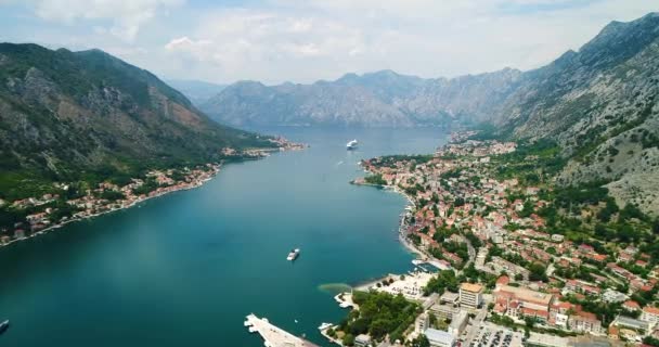 Aerial vacker vy av Kotor bay. Kryssningsfartyg dockad i vacker sommardag. Timelapse. — Stockvideo