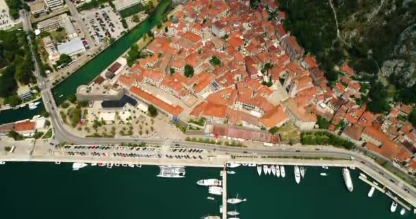 Vista aérea superior da cidade velha Baía de Kotor e Boka Kotorska no mar Adriático no verão. Bay of Kotor é um dos lugares mais populares do Mar Adriático — Vídeo de Stock