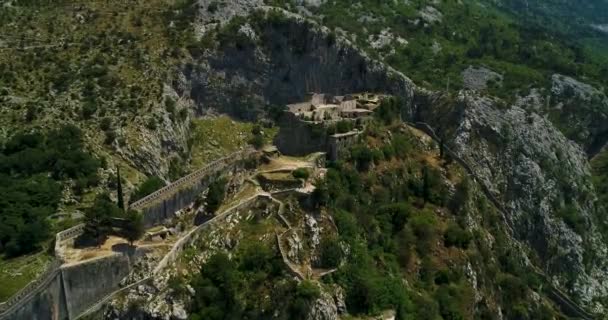 Luchtfoto op historische muur van Saint John Fort in Kotor stad aan de baai van Kotor in Montenegro. — Stockvideo