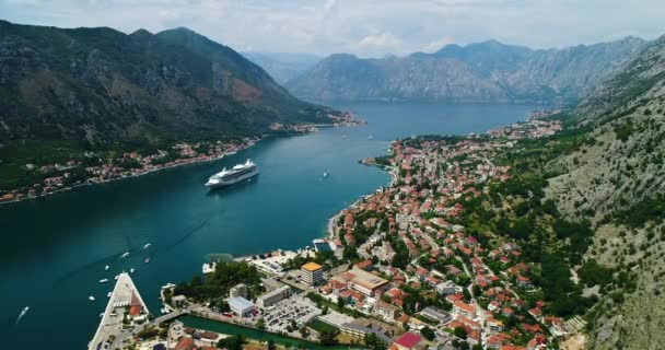 Letecká krásný pohled z Kotorski záliv. Výletní loď zakotvila v krásný letní den. — Stock video