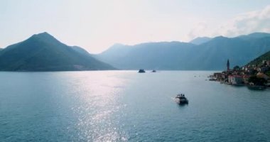 Gün batımında boko-kotor Körfezi Hava Veiw Perast kasabadan. Karadağ