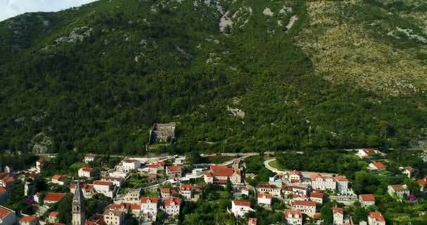 Hermosa vista aérea en la ciudad de Perast. Montenegro — Vídeo de stock