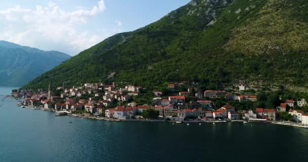 Vackra Flygfoto på Perast town. Montenegro — Stockvideo