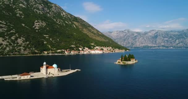 岩の教会とコトル湾、モンテネグロのポドゴリツァ町の近くでの聖ジョルジェ島の聖母の空撮 — ストック動画