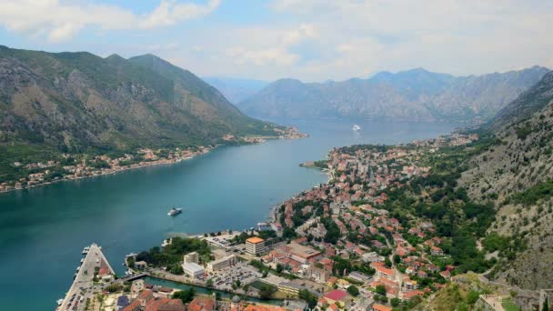 Letecká krásný pohled z Kotorski záliv. Výletní loď zakotvila v krásný letní den. Timelapse. — Stock video