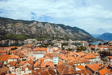Karadağ 'ın Kotor kentindeki Kotor Dağı' ndan Kotor 'un eski kasabasının manzarası. Kotor, Unesco dünyasının bir parçası.