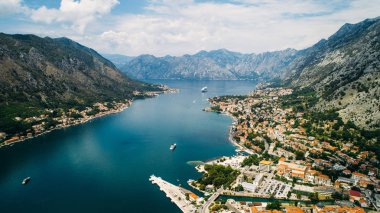 Karadağ 'ın Kotor kentindeki Kotor Dağı' ndan Kotor 'un eski kasabasının manzarası. Kotor, Unesco dünyasının bir parçası.