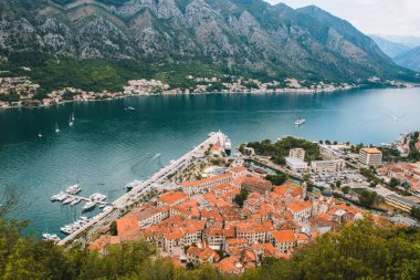 Karadağ 'ın Kotor kentindeki Kotor Dağı' ndan Kotor 'un eski kasabasının manzarası. Kotor, Unesco dünyasının bir parçası.