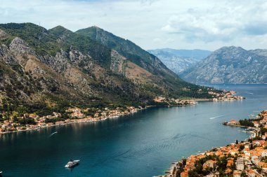 Karadağ 'ın Kotor kentindeki Kotor Dağı' ndan Kotor 'un eski kasabasının manzarası. Kotor, Unesco dünyasının bir parçası.