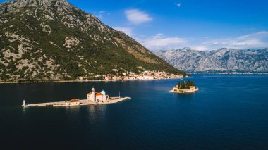 Meryem kaya kilise ve Sveti Djordje Adası Kotor Bay Perast town, Karadağ yakınındaki havadan görünümü.
