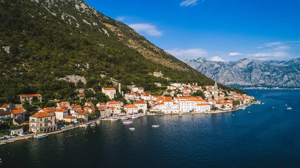 Perast kasaba hava güzel manzaraya. Karadağ. Perast kasaba Kotor Bay