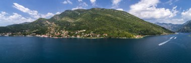 Hava güzel panoramik yukarıdan Kotor Koyu'ndaki ve düzenli yolcu feribot Lepetane Kamenari için güneşli bir öğleden sonra tarafından.