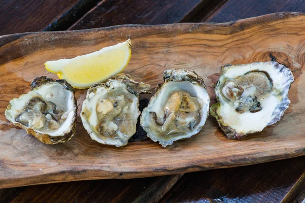 Ostriche Con Limone Piatto Legno Afrodisiaco Potere Degli Uomini — Foto Stock