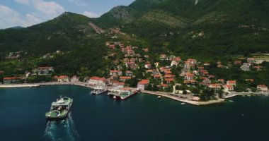 Hava güzel görünümüne yukarıdan Kotor Koyu'ndaki ve düzenli yolcu feribot Lepetane Kamenari için güneşli bir öğleden sonra tarafından
