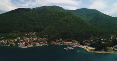 Hava güzel görünümüne yukarıdan Kotor Koyu'ndaki ve düzenli yolcu feribot Lepetane Kamenari için güneşli bir öğleden sonra tarafından.