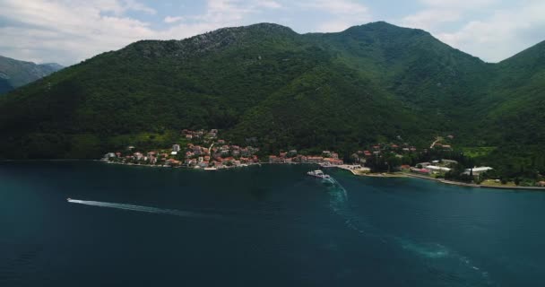 Mooie luchtfoto van bovenaf naar Kotor Bay en geregelde ferry van Lepetane naar Kamenari door een zonnige middag — Stockvideo